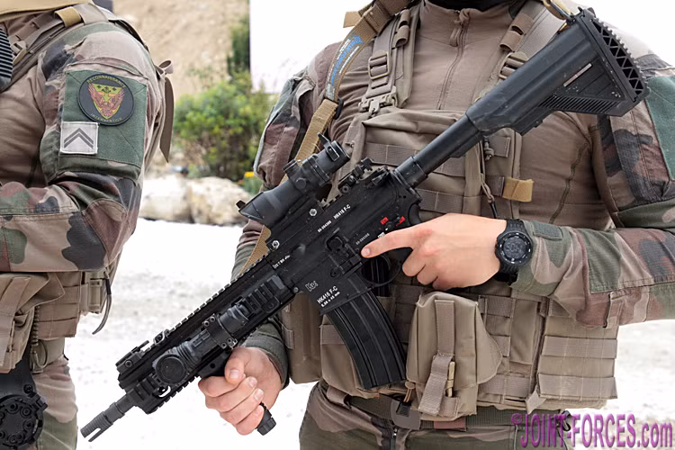 Cuối cùng Quân đội Pháp cũng lựa chọn súng trường tấn công HK-416F của công ty Heckler &amp; Koch (Đức) làm vũ khí cỡ nhỏ chủ yếu của quân đội nước này (F là phiên bản giành cho Quân đội Pháp), thay thế khẩu FAMAS 5,56 mm đã có mặt trong biên chế Quân đội Pháp từ đầu những năm 1970 - Nguồn ảnh: Heckler &amp; Koch