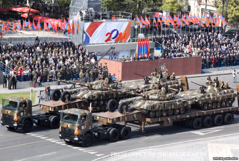 Nga cũng đã trung gian hòa đàm và vạch ra một lệnh ngừng bắn tạm thời giữa Armenia và Azerbaijan tuy nhiên thời gian không được lâu thì hai bên lại tiếp tục xung đột với lí do là đối phương đã vi phạm thỏa hiệp. Bộ Ngoại giao Nga mới đây cũng không quên nhấn mạnh rằng yêu cầu các bên đều phải tôn trọng và thực hiện lệnh ngừng bắn một cách triệt để để mở ra các giải pháp hòa bình. Ảnh: Xe tăng T-72 và BMP-2 của quân đội Armenia trong một cuộc duyệt binh.