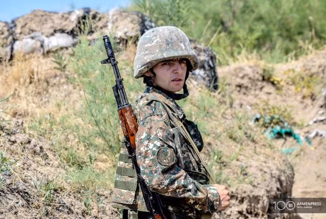 Theo thông báo chính thức của Bộ Ngoại giao Liên bang Nga về việc Thủ tướng Armenia Nikol Pashinyan đã có lời yêu cầu Tổng thống Nga Vladimir Putin về việc hai bên sẽ bắt đầu tham vấn để xác định loại hình đe dọa và sẽ hỗ trợ theo nhiều cấp độ tùy vào tình hình thực tế. Nga cũng đã tuyên bố rằng sẽ cung cấp cho Yerevan tất cả các hỗ trợ cần thiết theo đúng Hiệp ước CSTO nếu như cuộc xung đột lan đến lãnh thổ Armenia mà trên thực tế nó đã diễn ra. Ảnh: Binh sĩ Armenia trên vùng chiến tuyến.