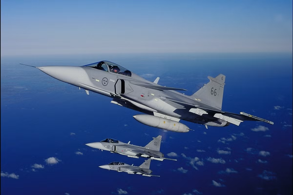Tuy nhiên sẽ khó có khả năng Không quân Ấn Độ lựa chọn máy bay Gripen, do chuỗi cung ứng sản xuất Gripen phía Thụy Điển chiếm chưa 50%, còn đều phụ thuộc vào đối tác nước ngoài, nhất là Mỹ; bên cạnh đó, Saab đã cung cấp cho "đại kình địch" của Ấn Độ là Pakistan một số lượng lớn máy bay cảnh báo sớm hiện đại. Ảnh: Chiến đấu cơ JAS-39 - Nguồn: Wikipedia.