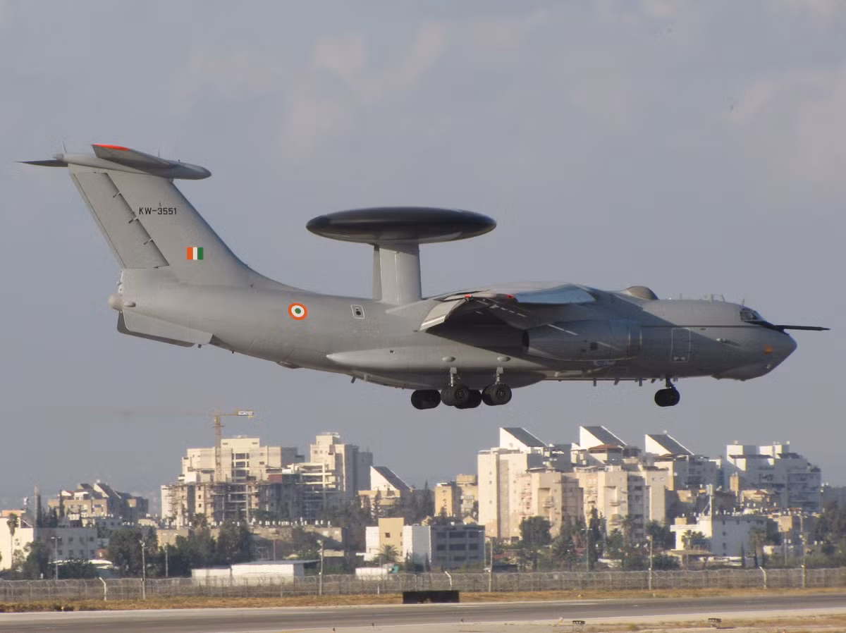 Do có số lượng lớn máy bay chiến đấu, nên Không quân Ấn Độ cần ít nhất 20 chiếc AWACS để có thể cùng lúc đối đầu với cả Trung Quốc và Pakistan. Tuy nhiên do thói điều hành quan liêu của Chính phủ Ấn Độ, khiến số lượng AWACS của nước này còn thiếu rất nhiều. Ảnh: AWACS A-50 của Không quân quân đội nhập từ Nga - Nguồn: Topwar