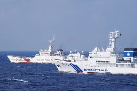 Bảo vệ bờ biển Nhật Bản đã điều các tàu tuần tra của Vùng số 11 ra khu vực nhằm bảo vệ các tàu cá của mình và tăng cường cảnh giác và yêu cầu tàu Trung Quốc rời khỏi khu vực. Nguồn ảnh: Sina.