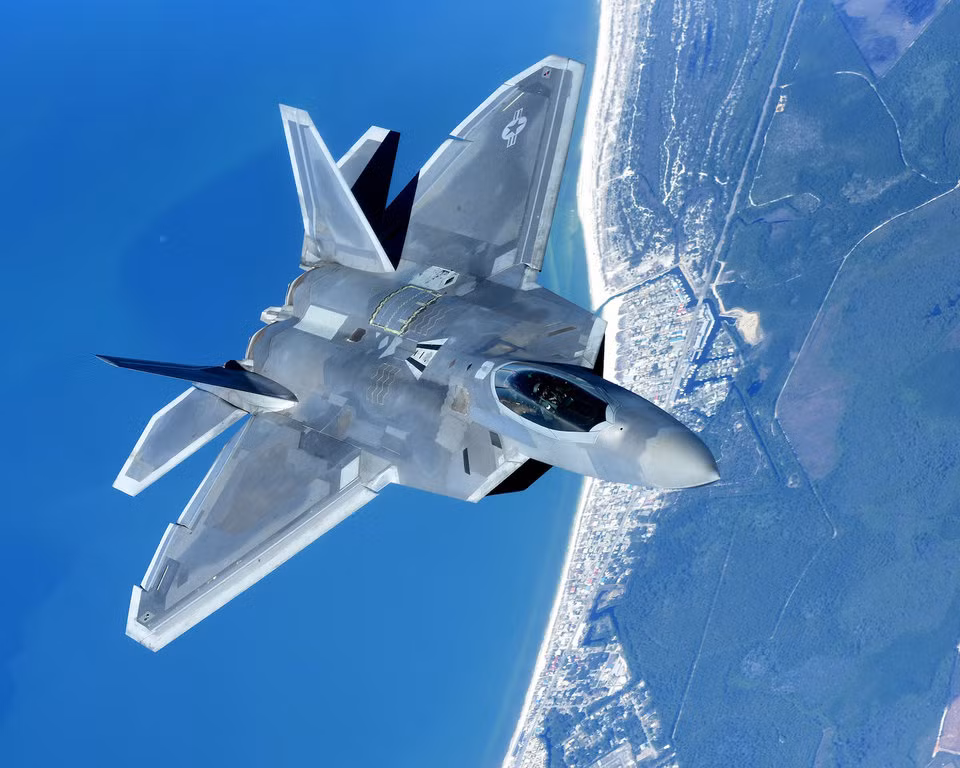 Vấn đề thứ ba cũng liên quan đến khuyết điểm thứ 2, đó là khi đưa F-22 đi vào biên chế, thì Chiến tranh Lạnh kết thúc, áp lực từ Liên Xô cũ đột ngột biến mất; F-22 từ một loại máy bay chiến đấu ưu thế trên không, đột nhiên mất đi tính hữu dụng.