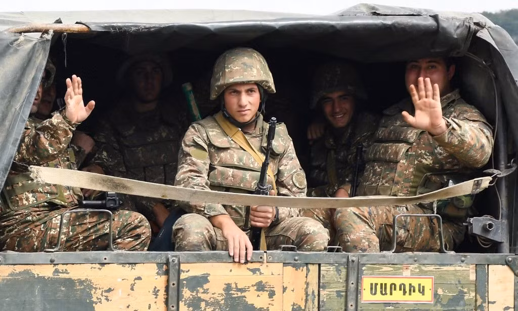 Trong khi đó về phía Armenia, ngoài tinh thần chiến đấu gan dạ và quật cường ra thì hầu như là họ không hề có sự trợ giúp cũng như ủng hộ nào đáng kể từ nước ngoài. Nga với tư cách là nước kế thừa hợp pháp của Liên Xô chỉ đang hành động một cách dè dặt và khuyên các bên kiềm chế xung đột. Ảnh: Binh sĩ Armenia trên chiến trường.