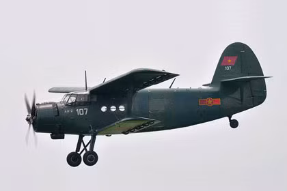 An-2 là loại máy bay vận tải hạng nhẹ hai tầng cánh một động cơ cánh quạt đặt ở mũi, được nước bạn Liên Xô viện trợ cho ta từ những năm 1950-1960. Máy bay có chiều dài 12.4m, phi hành đoàn từ 1 - 2 người và có thể chở theo tối đa 12 người hoặc 2 tấn hàng hóa, vận tốc tối đa 258km/h, trần bay 4.5km, tầm bay tối đa 845km. Trong kháng chiến chống Mỹ, bộ đội ta đã từng sử dụng An-2 để cường kích mặt đất bằng cách lắp thêm các Pod rocket. Ảnh: Máy bay An-2 của Không quân Việt Nam.