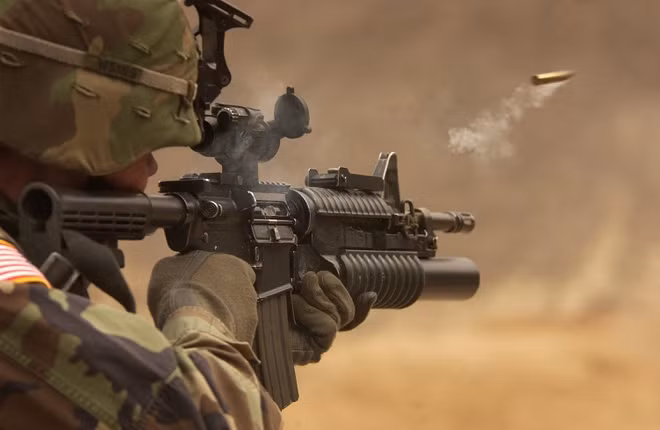 Súng trường tấn công M-16 của Quân đội Mỹ có thể được coi là tiên phong của vũ khí cỡ nhỏ hiện đại. Loại súng này sử dụng loại đạn 5,56x45 mm theo tiêu chuẩn NATO. Khi chế tạo loại đạn này, các chuyên gia quân sự tính toán binh lính đối phương mặc áo chống đạn và cự ly tác chiến thực tế của bộ binh trên chiến trường là khoảng 200 mét.