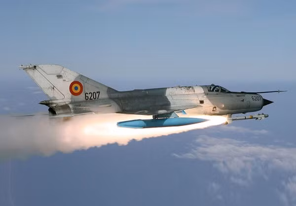 Cả Lancer và Bison đều được trang bị hệ thống điện tử hàng không tiên tiến, radar Doppler xung và mũ bay có gắn thiết bị ngắm bắn cho tên lửa tầm nhiệt. Radar Doppler xung có thể theo dõi 8 mục tiêu cùng lúc và có thể trang bị tên lửa không đối không tầm trung dẫn đường bằng radar, phạm vi tấn công không đối không từ 60 đến 80 km. Ảnh: MiG-21 Lancer của Không quân Rumania phóng tên lửa đối không tầm trung - Nguồn: Wikipedia