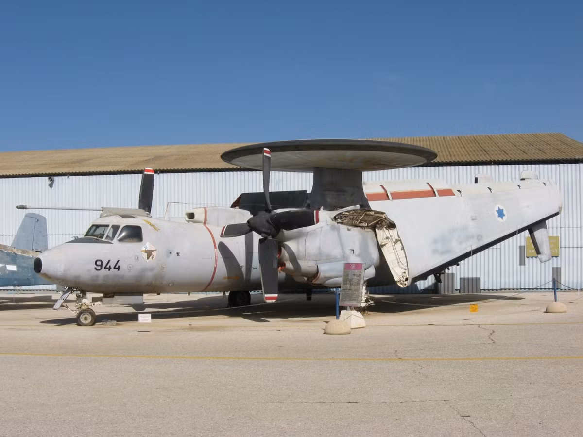 Có thể thấy, thất bại của Không quân Syria không chỉ do MiG-21 đã bắt đầu lạc hậu, mà còn do thiếu máy bay cảnh báo sớm trên không, hoặc chỉ huy mặt đất tốt. Nếu Không quân Syria khi đó, có thể trang bị cho MiG-21 một tên lửa không đối không mạnh hơn, kết quả không chiến có thể hoàn toàn khác. Ảnh: Máy bay cảnh báo sớm E-2C của Israel, trong cuộc chiến tại thung lũng Bekaa - Nguồn: Wikipedia