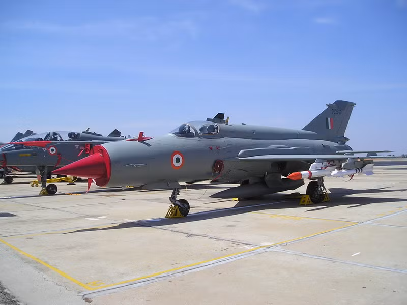 Tuy thất bại như vậy nhưng MiG 21 lại có ưu thế ở lợi thế giá rẻ, sử dụng đơn giản và chi phí bảo dưỡng thấp, nên được nhiều nước thế giới thứ ba ưa chuộng. Ngay cả Ấn Độ, quốc gia nổi tiếng với những vụ rơi máy bay, đã mua hơn 900 máy bay chiến đấu MiG-21. Ảnh: MiG-21 Bison của Không quân Ấn Độ - Nguồn: Wikipedia
