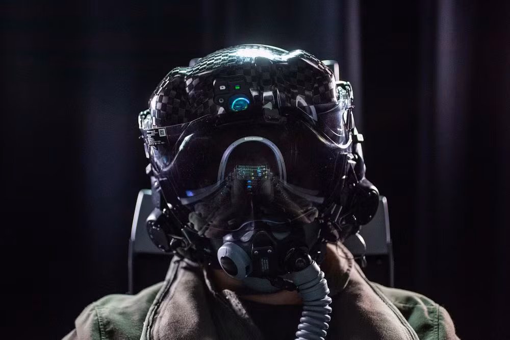 Màn hình của mũ bay F-35 không chỉ hiển thị những gì diễn ra trong buồng lái máy bay, trạng thái bay bên ngoài của máy bay, cũng được truyền đến phi công qua màn hình trên kính bay, chủ yếu thông qua 6 camera, được lắp trên thân máy bay.