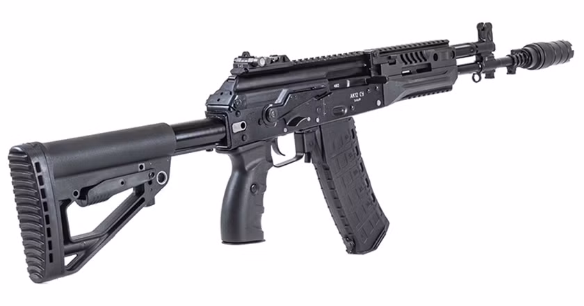 Có rất nhiều thay đổi nhỏ trong AK-12, ví dụ báng súng có thể điều chỉnh cho phù hợp với hình dáng người sử dụng, tay kéo khóa nòng thuận cho cả người thuận tay phải hoặc tay trái. AK-12 có ray Picatinny để lắp các phụ kiện khác nhau. Ảnh: Tiểu liên AK-12 - Nguồn: Wikipedia.