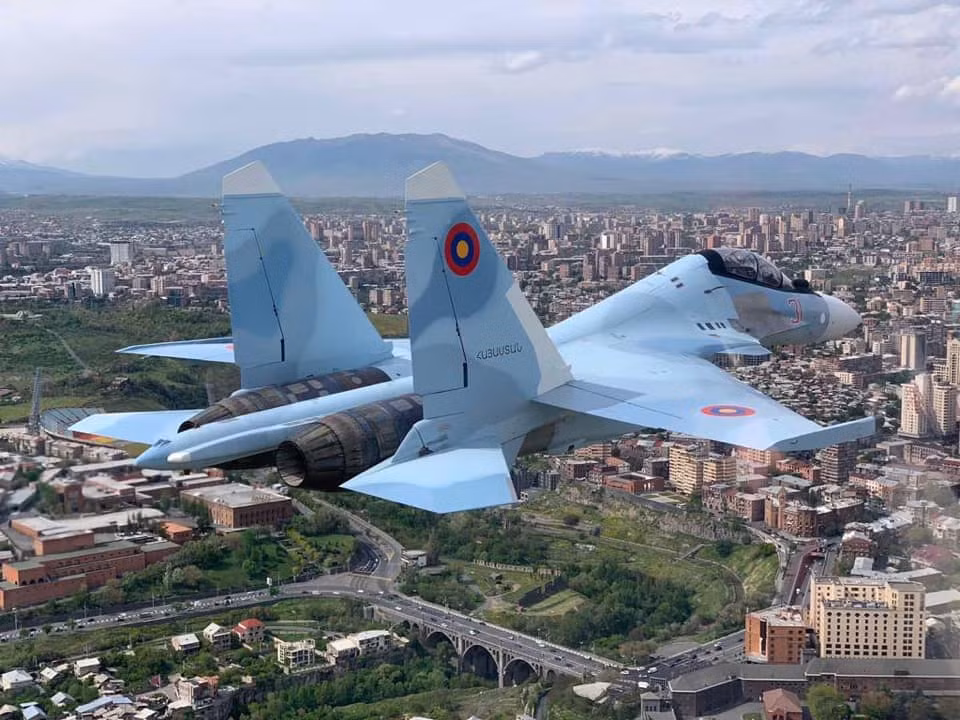 Nếu Nga không khẩn trương hành động, với diễn biến quân sự hiện tại, phía Armenia bại trận chỉ còn là vấn đề thời gian. Armenia hiện đã sẵn sàng sử dụng tên lửa đạn đạo Iskander và chiến đấu cơ Su-30SM. Ảnh: Su-30SM của Armenia - Nguồn: TASS