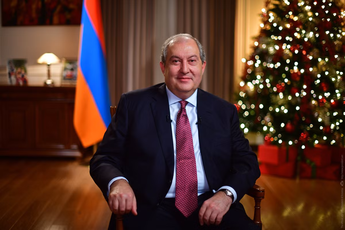 Với tiềm lực yếu hơn, lại bị liên minh Thổ - Azerbaijan hợp sức chống lại, nên Armenia thừa nhận đánh mất ưu thế trước Azerbaijan; do vậy từ ngày 27/9, Tổng thống Armenia đã gọi điện cho Nga 4 lần, với hy vọng nhận được lời hứa của Nga gửi quân, nhưng chỉ đổi lại sự ủng hộ bằng lời nói của Nga. Ảnh: Tổng thống Armenia Armen Sarkissian - Nguồn: AP
