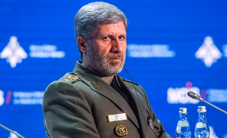 Hãng thông tấn Sputnik Nga ngày 19/10 đưa tin, Bộ trưởng Quốc phòng Iran Amir Khatami cho biết, với việc dỡ bỏ lệnh cấm vận vũ khí, Tehran có kế hoạch bán nhiều sản phẩm quân sự hơn thay vì mua chúng. Ảnh: Bộ trưởng Amir Khatami - Nguồn: Wikipedia.