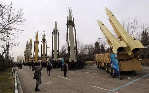 Hiện tại vẫn chưa rõ quốc gia nào sẽ mua vũ khí công nghệ cao do Iran sản xuất, nhưng điều chắc chắn đó là Venezuela và một số quốc gia khác cũng đang chịu lệnh trừng phạt của Mỹ. Ảnh: Một số tên lửa đạn đạo do Iran sản xuất - Nguồn: Sina