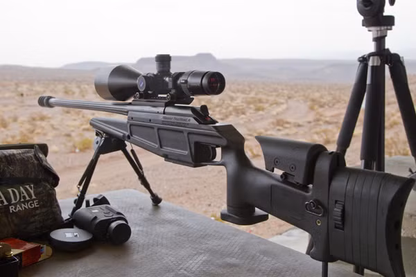 R93 Tactical cấu tạo theo súng trường cổ điển, lên đạn lại sau mỗi phát bắn; tuy nhiên khóa nòng có cấu tạo đặc biệt, khóa nòng đóng thẳng (không phải bẻ ngang), thuận tiện cho lên đạn lại, nên súng có tốc độ bắn nhanh hơn các loại súng bắn tỉa hoạt động theo nguyên lý tương tự. Bên cạnh đó, R93 sử dụng thiết kế nòng "treo" rất hiện đại, giúp súng ổn định hơn trong mỗi phát bắn.