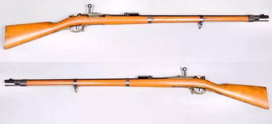 Về vũ khí bộ binh, súng trường Mauser 1871 là loại súng trường đầu tiên sử dụng tiếp đạn bằng kẹp và khóa nòng then ngang, được Quân đội nhà Thanh trang bị với số lượng lớn. Lô bán vũ khí của Mauser cho Trung Quốc cũng là thương vụ lớn nhất của Mauser cho nước ngoài vào thời điểm đó. Ảnh: Súng trường Mauser 1871 - Nguồn: Wikipedia.