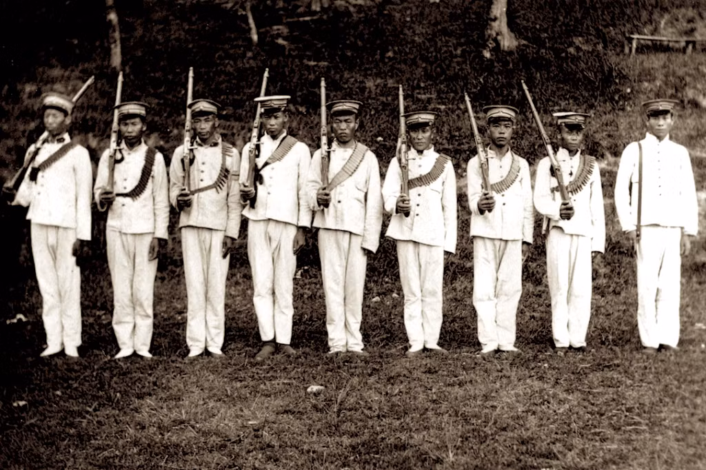 Trước Chiến tranh Trung-Nhật 1894-1895, quân Thanh đã cơ bản hoàn thành việc hiện đại hóa quân đội; trừ các tiểu đoàn địa phương, trang bị vũ khí cho quân chính quy đều là loại hiện đại và được trang bị với số lượng lớn, sánh ngang với các đế quốc châu Âu lúc bấy giờ. Ảnh: Đội nghi lễ Quân đội nhà Thanh - Nguồn: Wikipedia.