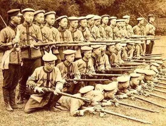 Vào cuối thế kỷ 19, vũ khí của quân triều đình nhà Thanh không hề kém cạnh quân đội các nhiệm vụ phương Tây; thậm chí trong chiến tranh Trung-Nhật, vũ khí của quân Thanh thậm chí còn tốt hơn cả quân đội Nhật Bản khi đó. Ảnh: Quân đội nhà Thanh - Nguồn: Wikipedia.