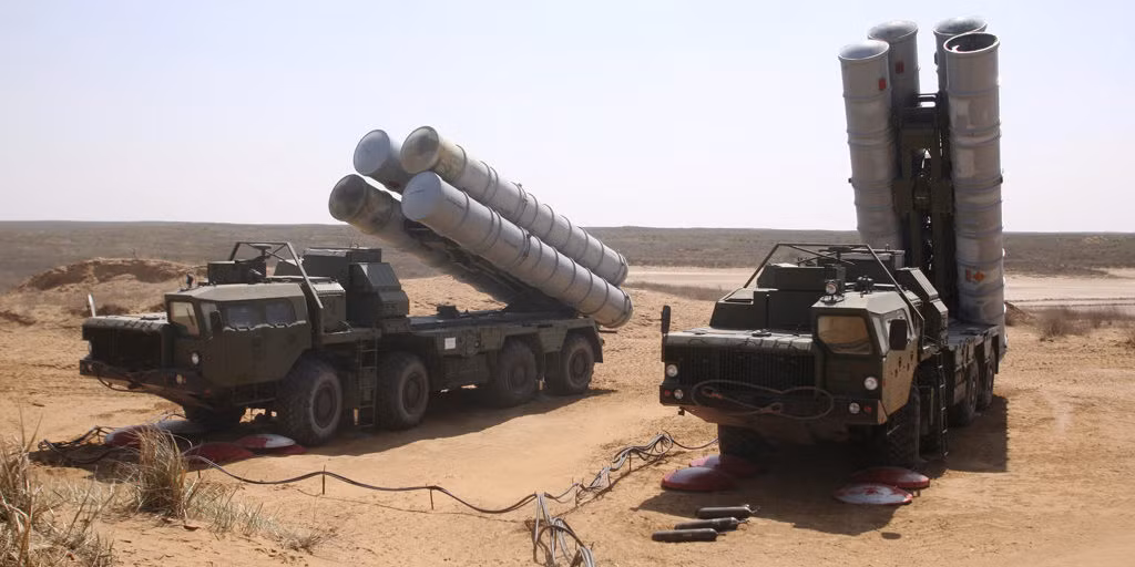 Hệ thống tên lửa phòng không S-300PT được đưa vào trang bị từ năm 1982 và được trang bị tên lửa đất đối không 5V55KD. Tuy nhiên, S-300PT của Armenia kém hiện đại hơn nhiều so với phiên bản cải tiến của S-300 của Azerbaijan. Tuy nhiên, S-300PT vẫn có thể được sử dụng để bổ sung cho Su-30SM. Ảnh: Hệ thống phòng không S-300PT của Armenia – Nguồn: Wikipedia