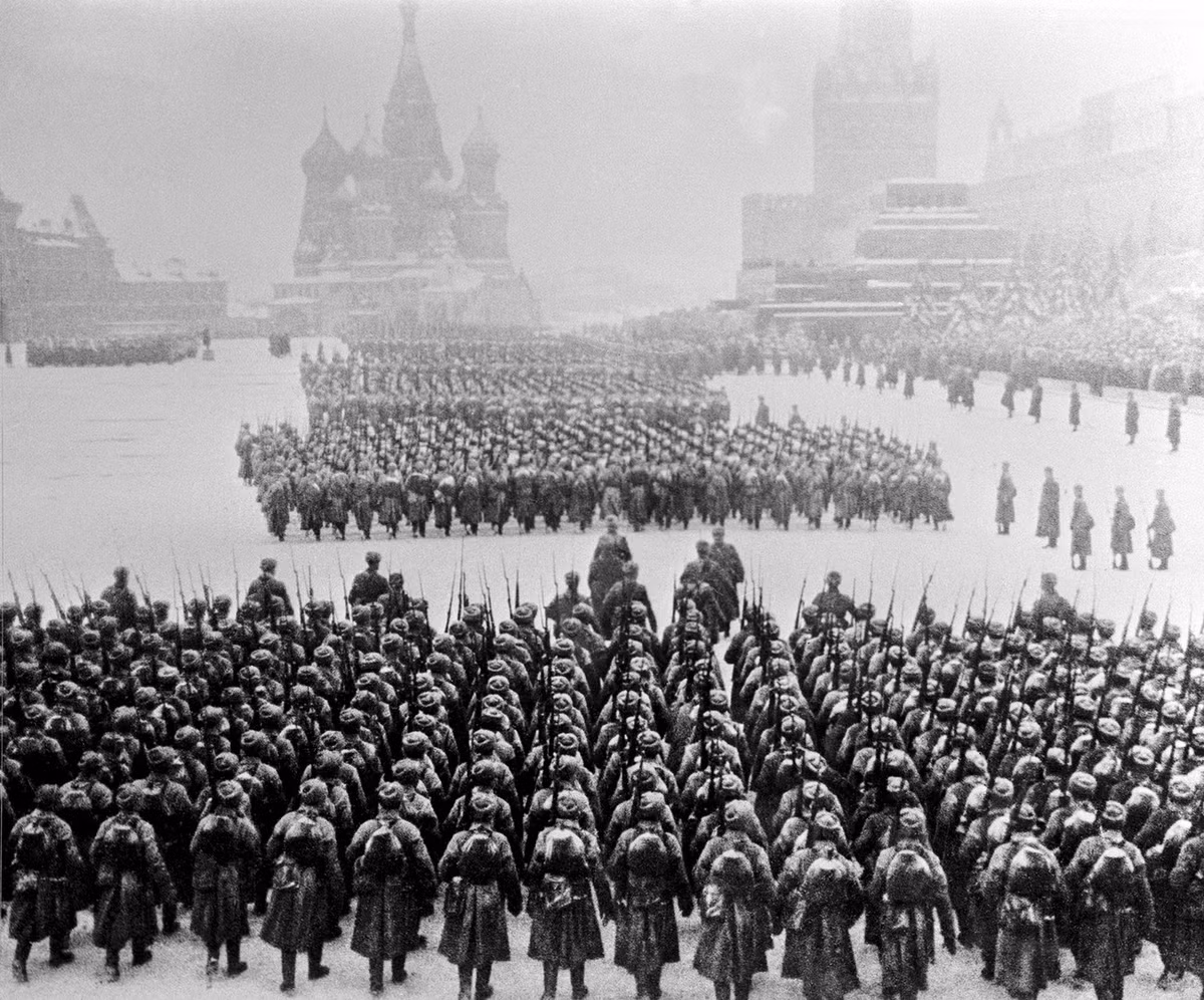 Cuộc duyệt binh bí mật tới mức, Hitler chỉ tình cờ biết tin khi bật radio. Ông ta lồng lộn lao đến máy điện thoại và lập tức ra lệnh: Phải ném bom cuộc duyệt binh bằng bất kỳ giá nào. Bất chấp bão tuyết mịt mù, các máy bay Đức hối hả cất cánh, tuy nhiên, không quả bom nào rơi được xuống Moscow ngày hôm đó. Ảnh: Các khối duyệt binh xong tiến thẳng ra tiền tuyến - Nguồn: Wikipedia.