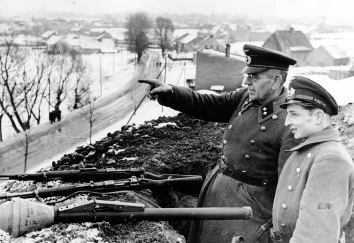 Trùm phát xít Hitler dự định chiếm thủ đô Liên Xô trước ngày 7/11/1941, để diễu binh đúng hôm kỷ niệm Cách mạng Tháng Mười Nga. Cuối tháng 10/1941, một số cánh quân Đức chỉ còn cách Moscow 25-30 km, thủ đô Liên Xô bị ném bom tơi bời; tình hình cực kỳ nguy ngập. Ảnh: Quân Đức áp sát thủ đô Moscow - Nguồn: Wikipedia.