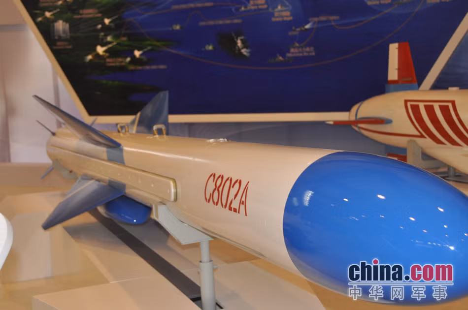 Nhưng điều này không có nghĩa là Hải quân Venezuela không mua tên lửa C-802A. Những bức ảnh gây hiểu lầm là một phần quan trọng trong tuyên truyền của hải quân Venezuela. Ảnh: Tên lửa chống hạm C-802A. Nguồn: Sina
