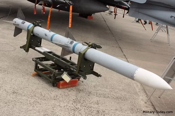 Năm 1992, một chiếc tiêm kích F-16D của Không quân Mỹ đã sử dụng tên lửa này để bắn hạ một tiêm kích MiG-25 của Iraq, đây cũng là lần đầu tiên tên lửa này tham chiến. Ảnh: Tên lửa AIM-120. Nguồn: Military Today