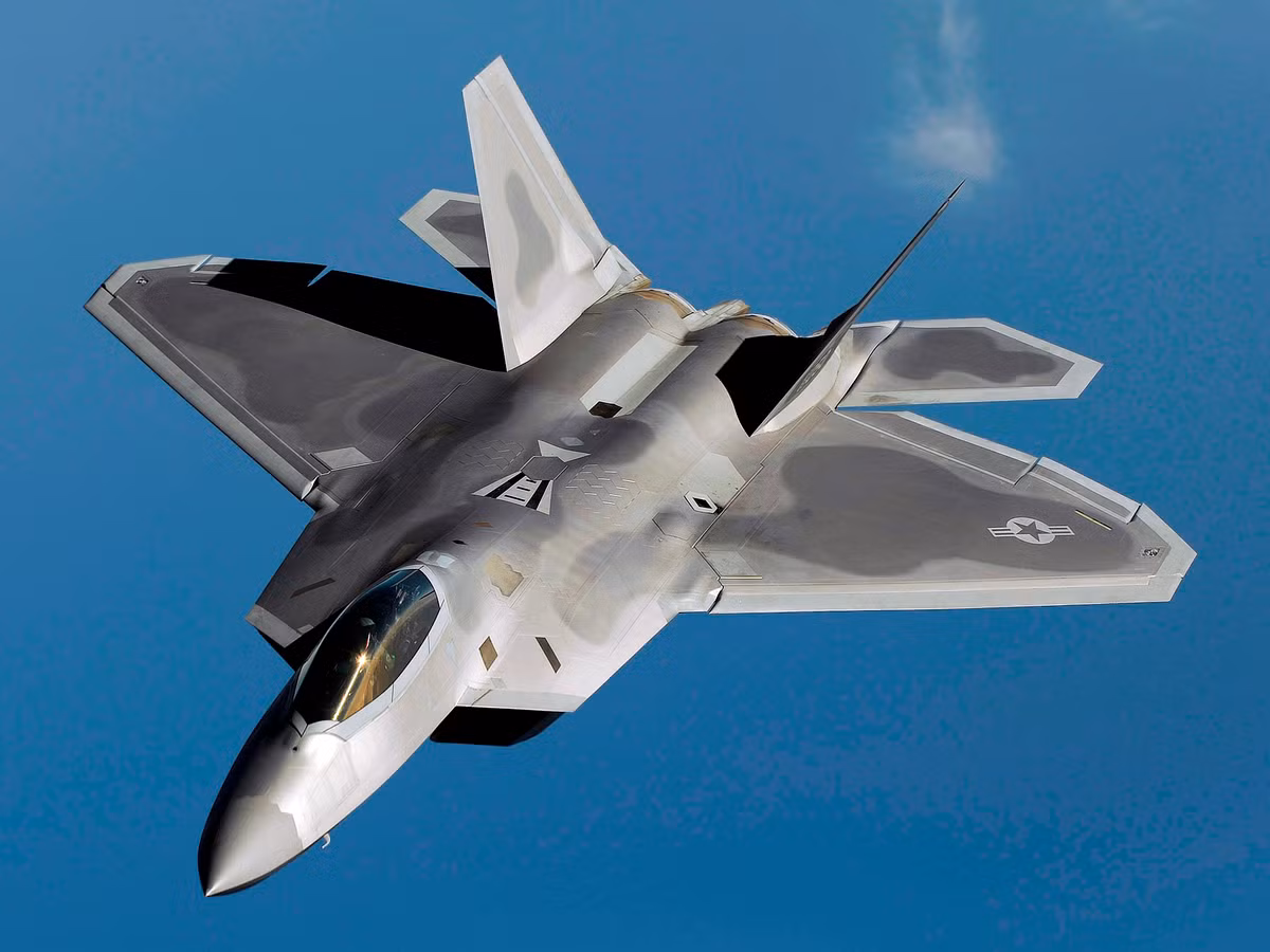 F-22 Raptor là máy bay chiến đấu tàng hình hạng nặng, một chỗ ngồi, hai động cơ, hoạt động trong mọi thời tiết; chỉ được trang bị cho Không quân Mỹ và không được phép xuất khẩu. Ảnh: Máy bay F-22 - Nguồn: Lockheed Martin