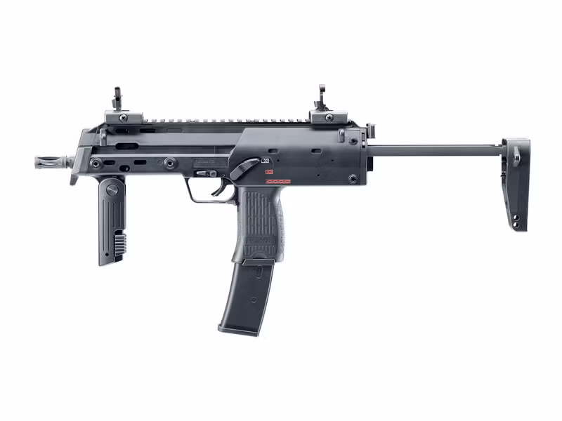 MP7 có kích thước và trọng lượng của một khẩu tiểu liên, nhưng sức mạnh hỏa lực tương đương một khẩu súng trường tấn công ở cự ly gần; đạn của MP7 có khả năng xuyên giáp tiêu chuẩn (CRISAT) ở cự ly 200 m, do vậy có thể xếp MP7 vào loại vũ khí tiến công. Ngoài ra MP7 dễ sử dụng, có thể bắn bằng một tay như súng ngắn, báng súng có thể gập và thu gọn.