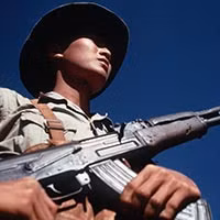 Hình ảnh người chiến sĩ Giải phóng quân với khẩu súng AK-47 trên tay đã là một biểu tượng của người anh hùng dân tộc Việt Nam trong những năm tháng Kháng chiến chống Mỹ. Khẩu súng như một phần không thể nào tách rời với người lính, tạo một sức mạnh hiệu quả, chiếm ưu thế lớn trước các loại súng trường tấn công của đối thủ bên kia chiến tuyến. Tuy vậy, trong những năm tháng đầu của cuộc trường kỳ kháng chiến gian khổ, quân ta đã tận dụng nhiều loại vũ khí khác nhau để có thể chiến đấu với kẻ thù dẫu muôn vàn khó khăn. Ảnh: Chiến sĩ Quân giải phóng với khẩu AK-47