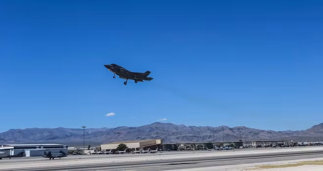 Cuối cùng là tiêm kích F-35B của Thủy quân lục chiến Mỹ rơi khi gặp sự cố trong quá trình tiếp nhiên liệu trên không với một chiếc KC-130J khác. F-35B với khả năng cất cánh trên đường băng ngắn và hạ cánh thẳng đứng, phù hợp hoạt động trên các tàu sân bay cỡ nhỏ, thậm chí là tàu đổ bộ trực thăng. Nguồn ảnh: USAF.