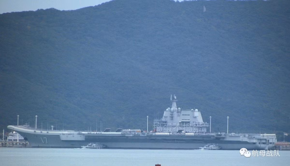 Tàu sân bay Sơn Đông (CV-17) thuộc lớp Type 002 là chiếc tàu sân bay đầu tiên do Trung Quốc tự đóng mới, dựa trên thiết kế của tàu sân bay Liêu Ninh vốn là chiếc Varyag của Liên Xô tuy nhiên loại bỏ đi các hệ thống vũ khí không cần thiết giúp nó có khả năng mang nhiều máy bay hơn và bổ sung hệ thống điện tử tốt hơn. Sự trở lại Hải Nam của tàu Sơn Đông lần này chứng tỏ một điều là quá trình huấn luyện của nó đã hoàn thành và sẵn sàng được biên chế máy bay để chiến đấu. Nguồn ảnh: Sina.