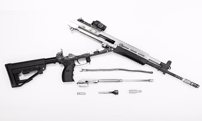 AKV-521 có thiết kế hoàn toàn khác so với dòng súng tiểu liên AK truyền thống trước đây. Thứ nhất là nắp hộp khóa nòng phía trên của AKV-521, được gắn liền với nòng súng, liên kết với bệ súng phía dưới và báng bằng bản lề. Nguồn ảnh: Kalashnikov.