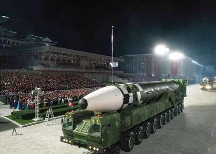Các nhà phân tích quân sự bắt đầu phân tích ICBM mới của Triều Tiên. Các chuyên gia suy đoán, khả năng Hwasong-16 sẽ được trang bị 4 động cơ tên lửa RD-250, với tổng lực đẩy 160 tấn, gấp đôi so với Hwasong-15. Loại ICBM mới này, có thể mang đầu đạn nặng từ 2.000 đến 3.500 kg, và có tầm bắn đến bất kỳ đâu trên lãnh thổ Mỹ. Ảnh: ICBM mới của Triều Tiên trong Lễ duyệt binh - Nguồn: Sina