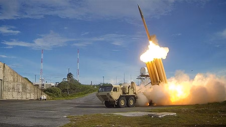 Đối với hệ thống chống tên lửa của Mỹ, loại ICBM của Triều Tiên với nhiều đầu đạn sẽ khó bị đánh chặn hơn. Mặc dù tên lửa Hwasong-15 mới ra đời được hai năm, nhưng có khả năng sẽ được thay thế bằng tên lửa mới và tiên tiến hơn của Triều Tiên. Ảnh: Hệ thống phòng thủ tên lửa tầm cao giai đoạn cuối (THAAD). Nguồn: Commons.wikimedia.org