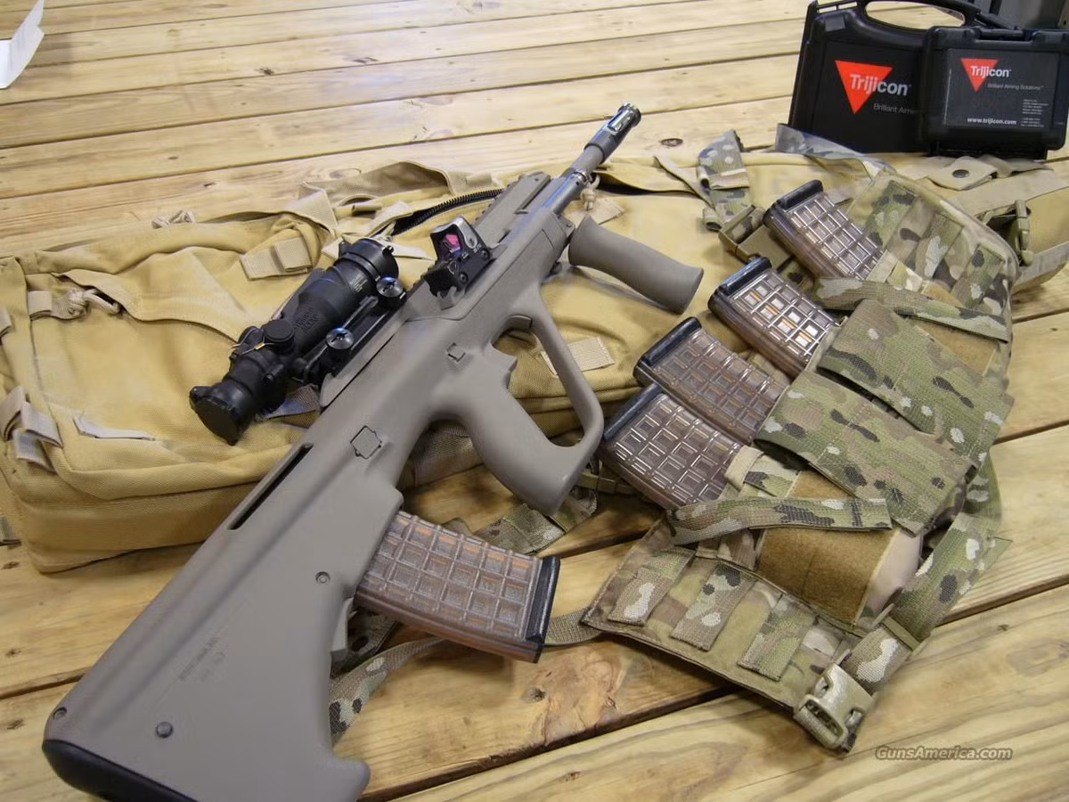 Steyr AUG dùng đạn 5,56x45 mm tiêu chuẩn NATO, áp dụng nguyên lý trích khí ngắn, khóa nòng xoay. Steyr AUG được chế tạo bằng vật liệu tổng hợp và hợp kim tiên tiến, nên súng có trọng lượng nhẹ, mạnh mẽ và đáng tin cậy. Đồng thời áp dụng thiết kế kiểu bullpup (cái tẩu), nên chiều dài súng được rút ngắn tối đa.
