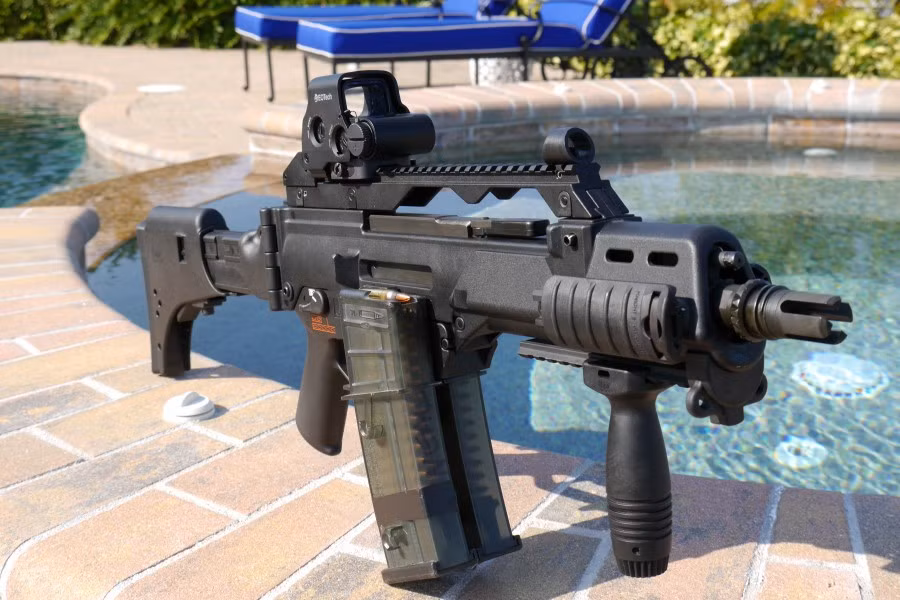 Khẩu G36 không có phụ kiện "lạ mắt", nhưng là vũ khí hiện đại, trọng lượng nhẹ, chính xác, chắc chắn và đáng tin cậy; mặc dù nó không tin cậy như súng dòng AK của Nga, nhưng bù đắp là độ chính xác. Ngoài ra, G36 rất đơn giản trong sử dụng và bảo quản. Súng có thể lắp thêm súng phóng lựu HK AG36 40 mm dưới nòng, hoặc phóng đạn lựu từ đầu nòng súng, bằng loại đạn đặc biệt (không đầu đạn).