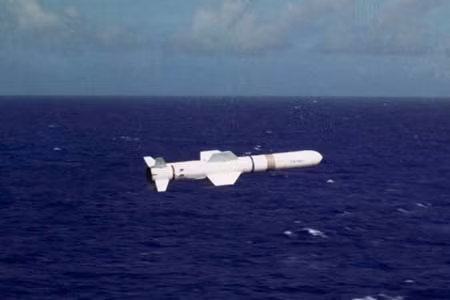Tên lửa AGM-84L Harpoon Block II là phiên bản tên lửa chống hạm tầm xa, phóng từ trên không, do Boeing Defense, Space &amp; Security của Mỹ sản xuất. Đây là loại tên lửa chống hạm ưu việt nhất thế giới, có khả năng thực hiện các nhiệm vụ đối đất và chống hạm.