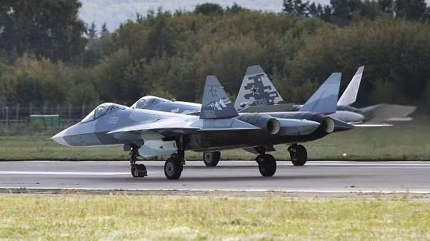 Mặc dù không có hình ảnh về cuộc thử nghiệm của Su-57 tại chiến trường Syria, nhưng theo các chuyên gia quân sự Nga cho biết, mọi nhiệm vụ thử nghiệm chiến đấu thực tế của Su-57 đều hoàn thành xuất sắc. Cùng với đó là việc những chiếc Su-57 đi và đến Syria, các lực lượng phòng không của Mỹ và NATO đều không thể phát hiện.