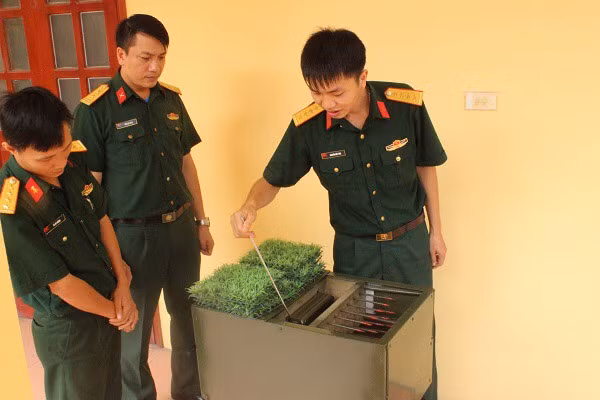 Đây cũng chính là lí do mà quân đội ta sau này vẫn liên tục cải tiến phát triển các loại bẫy đơn giản để tiêu hao và sát thương sinh lực địch để có thể tiếp tục đáp ứng được nhu cầu chiến tranh hiện đại bởi tính hiệu quả cao của phương thức tác chiến này. Có thể thấy điển hình là đề tài chế tạo “Bẫy chông điện tử” của cán bộ chiến sĩ Bộ chỉ huy Quân sự tỉnh Quảng Ninh có tính áp dụng thực chiến vô cùng tốt. Ảnh: Bẫy chông điện tử do Việt Nam chế tạo - Nguồn: QĐND