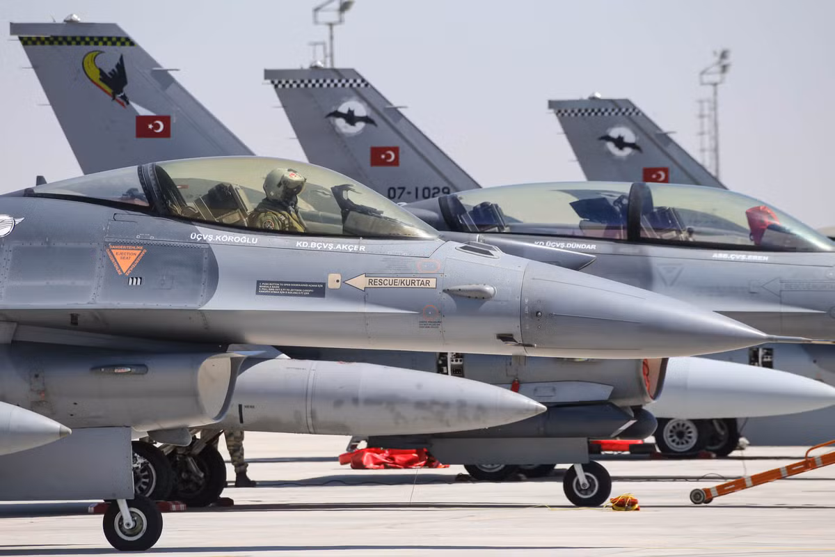 Trong khi đó, máy bay chiến đấu chủ lực của Thổ Nhĩ Kỳ là F-16, được trang bị tên lửa chống hạm Penguin, bom chùm, bom phá đường băng, tên lửa không đối không tầm ngắn AIM-9 "Sidewinder" và tên lửa tầm trung AIM -120; bom dẫn đường chính xác bằng GPS và bom thông thường. Ảnh: Máy bay chiến đấu F-16 của Thổ Nhĩ Kỳ - Nguồn: Wikipedia.