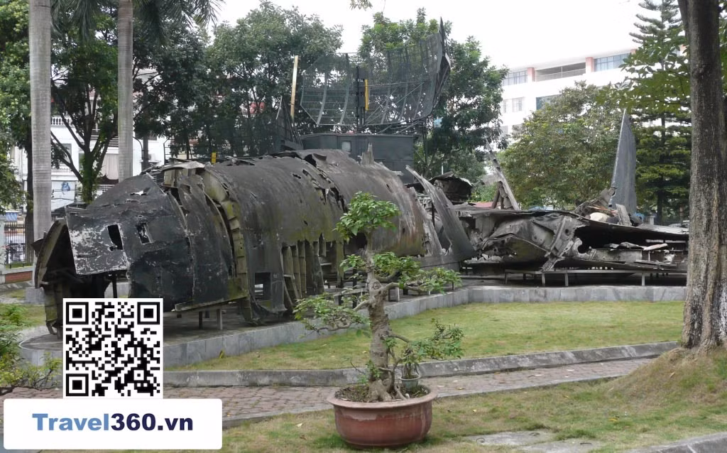 Sau hơn 40 năm của chiến dịch 12 ngày đêm năm 1972, những bí mật đã dần được hé lộ và chỉ khi đó, các chuyên gia của Không quân Mỹ mới chịu ngả mũ thán phục khả năng sáng tạo của bộ đội phòng không Việt Nam và thừa nhận những điểm yếu chí tử trong chiến lược của mình. Ảnh: Xác máy bay B-52 bị bắn rơi trên bầu trời Miền Bắc tháng 12/1972 - Nguồn: LSQSVN.