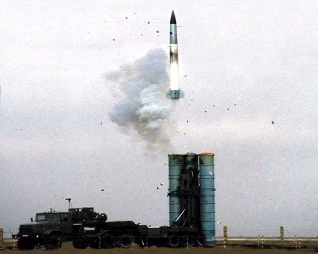 Trước đó, đã có nhiều trang báo tiếng Nga đưa tin rằng các tên lửa S-300 của Armenia tiêu diệt các tên lửa đạn đạo chiến thuật mà Azerbaijan khai hỏa nhắm vào thủ đô của đối phương, tuy nhiên sau đó Thủ tướng Armenia chính thức lên tiếng bác bỏ thông tin này, ghi nhận S-300 bắn hạ các mục tiêu bay không người lái (UAV). Theo nhiều nhận xét, sử dụng S-300 chỉ để diệt UAV thực sự là điều khá lãng phí và không cần thiết. Ảnh: Tổ hợp tên lửa phòng không S-300 khai hỏa.