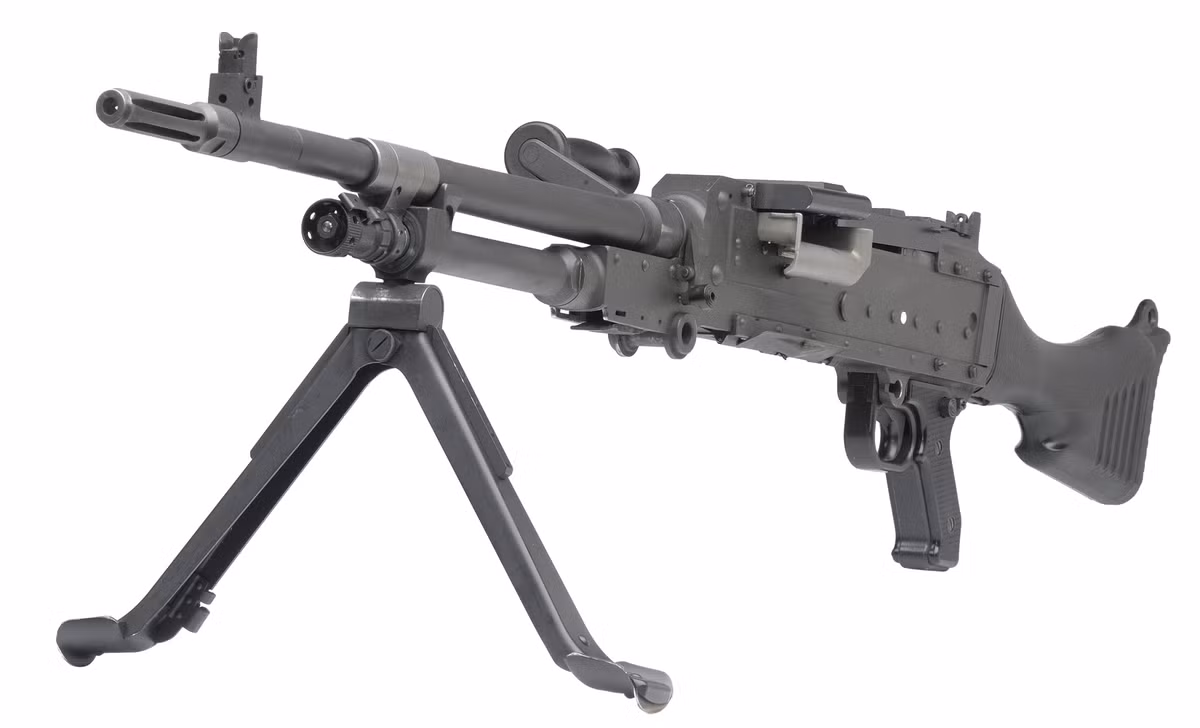 Mẫu súng máy hạng nhẹ thứ hai được đánh giá cao đó là mẫu FN MAG 58 (M240) của Mỹ; đây là mẫu súng máy đã phục vụ trong quân đội của nhiều nước phương Tây và được nhiều nhà sản xuất vũ khí chế tạo. Ngay cả đối thủ lâu năm của FN là Heckler và Koch, cũng đã chế tạo các biến thể của FN MAG theo các hợp đồng quân sự. Ảnh: Súng máy FN MAG 58 - Nguồn: Wikipedia.