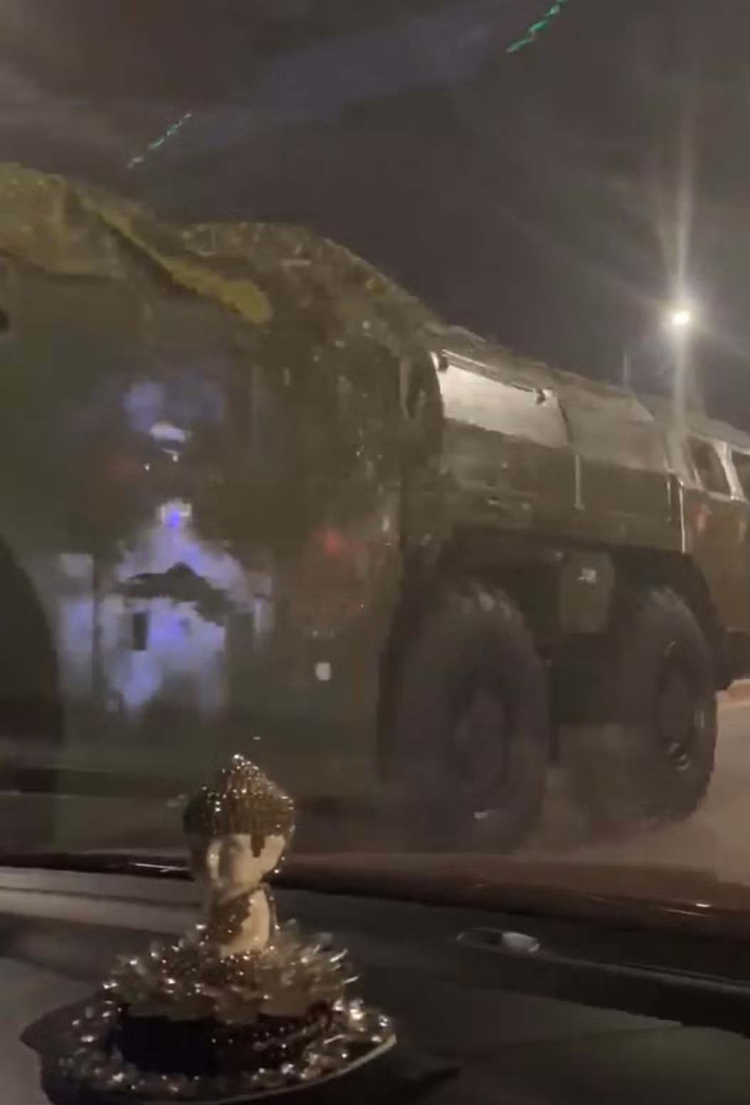 Scud-B có thể nói là một trong những loại vũ khí có tính răn đe nhất và tầm bắn thuộc hàng xa nhất của Quân đội Việt Nam hiện nay. Ảnh: Tổ hợp Scud-B di chuyển trên đường phố.