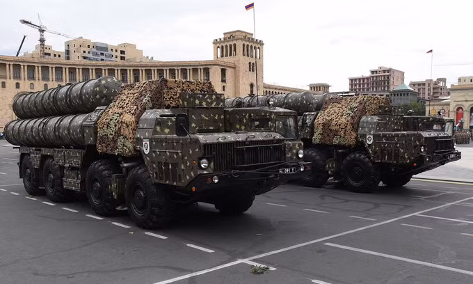 Theo các nhà phân tích quân sự, hệ thống phòng không hiện có của Armenia tại khu vực Nagorno-Karabakh, tập trung nhiều hơn vào việc tấn công trực thăng và máy bay chiến đấu, nhưng nó hơi mất cảnh giác trước UAV nhỏ, chậm, thấp bay trên bầu trời. Ảnh: Hệ thống phòng không S-300 của Armenia - Nguồn: Topwar