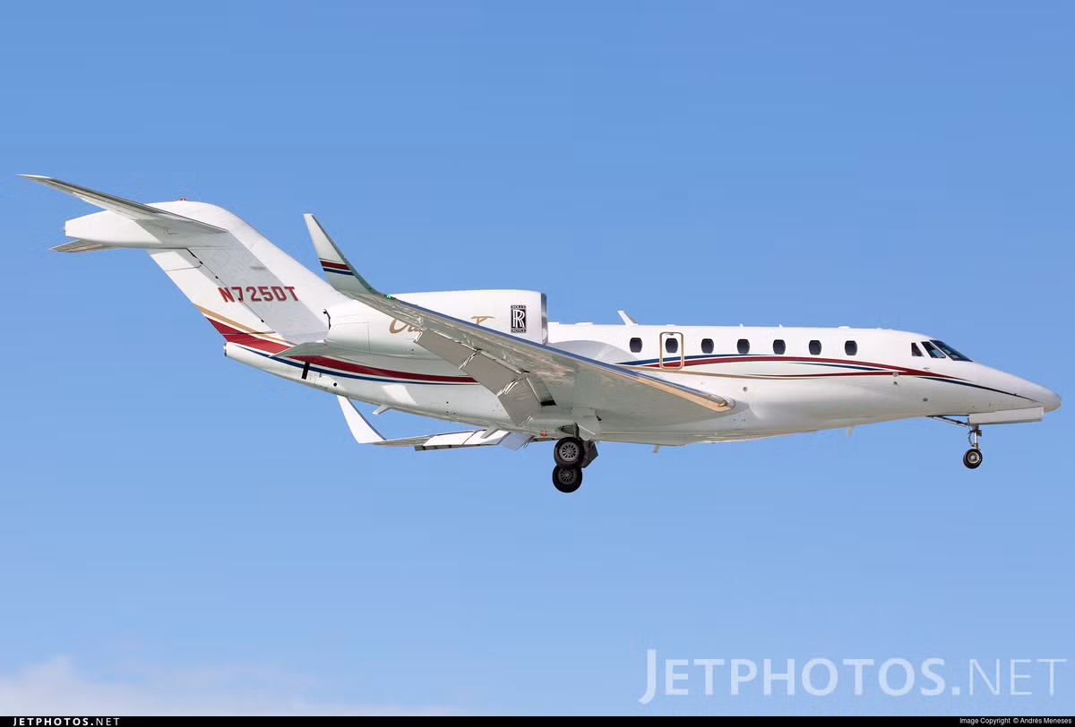 Khác với chiếc Boeing 757 - 200 nổi tiếng của Tổng thống Trump, chiếc Citation X mang số hiệu ND 25 DT của ông lại khá hiếm thấy và ít hình ảnh, do sự nhỏ gọn của máy bay nên nó chỉ có khả năng chở theo tối đa 12 hành khách, sử dụng hai động cơ phản lực của hãng Roll - Royce cho phép nó có thể đạt tốc độ bay lớn. Ảnh: Chiếc Citation X của Trump trong một chuyến bay.