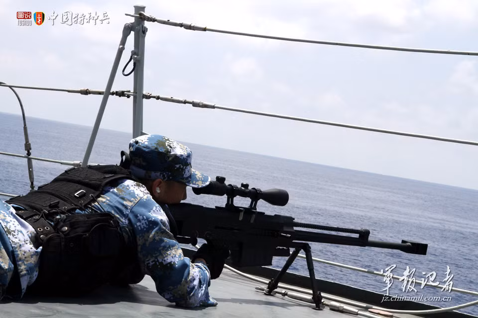 Về thiết kế, M99 sử dụng cơ chế bắn kiểu bán tự động tương tự như M82A1 của Mỹ, điều này giúp cho nó có một mật độ hỏa lực cao hơn nhiều so với súng bắn tỉa lên đạn từng phát một thông thường. Trích khí của súng có thiết kế giống với kiểu của M-16 hay M-4 Carbin tuy nhiên khác với M82A1, M99 sử dụng cỡ đạn 12.7x108mm kiểu Liên Xô với một hộp tiếp đạn 10 viên có thể tháo rời. Ảnh: Lính hải quân Trung Quốc đang thực hành tác xạ với một khẩu súng bắn tỉa M99.