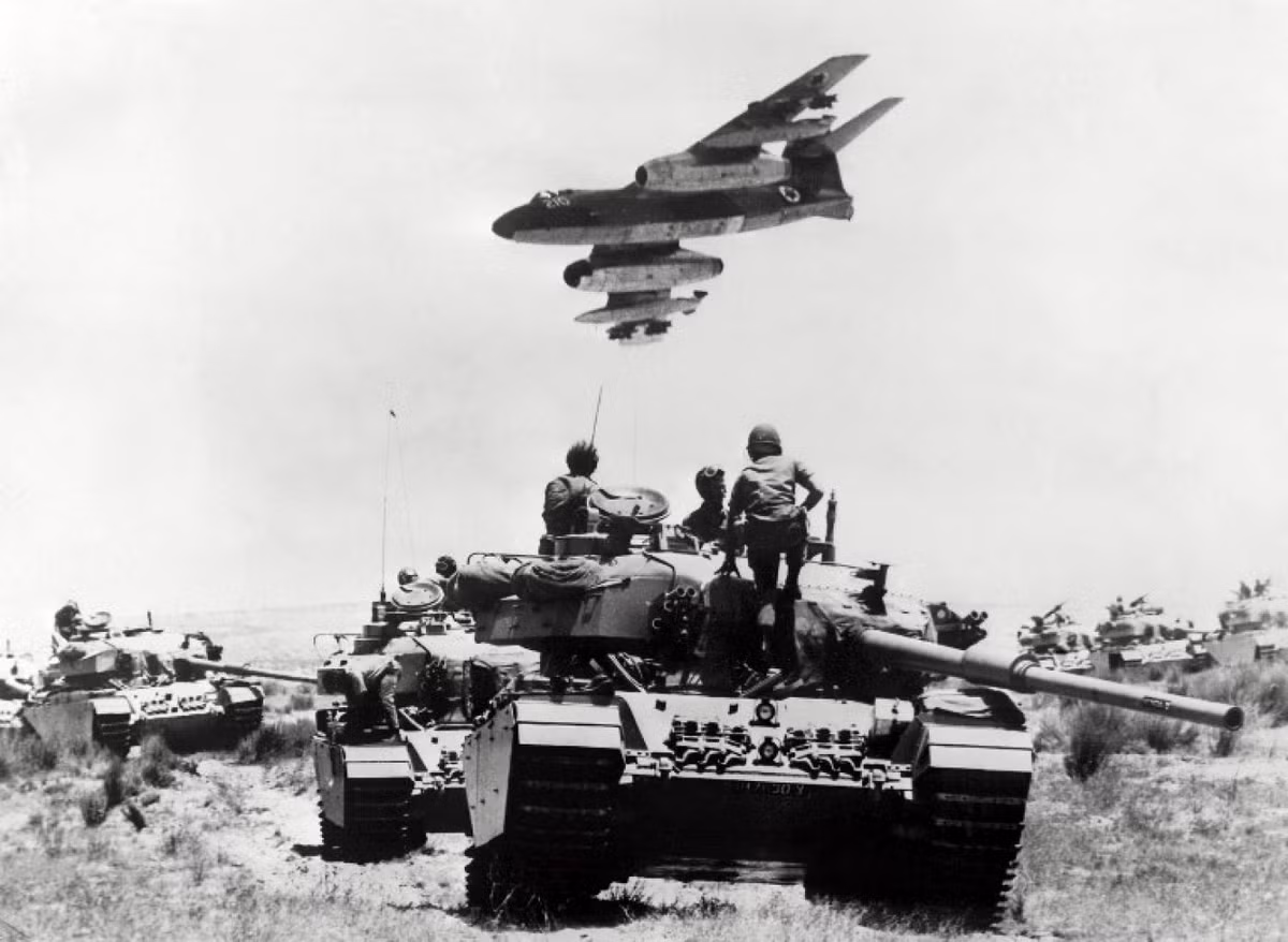 Còn trong cuộc chiến 6 ngày năm 1967, Quân đội Israel lại phát huy sức mạnh chiến đấu thần thánh của mình. Một lúc đương đầu với 3 quốc gia (Ai Cập, Jordan và Syria), cộng với sự ủng hộ của cả khối Arab; nhưng Quân đội Israel vẫn giành chiến thắng vang dội. Ảnh: Không quân và thiết giáp Israel trong cuộc chiến năm 1967 - Nguồn: Wikipedia.